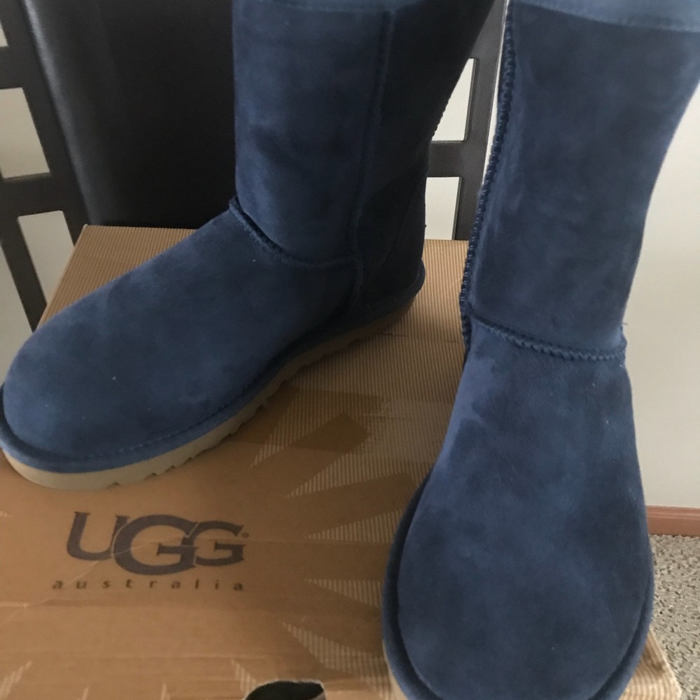 💯 authentic navy classic short UGG boots